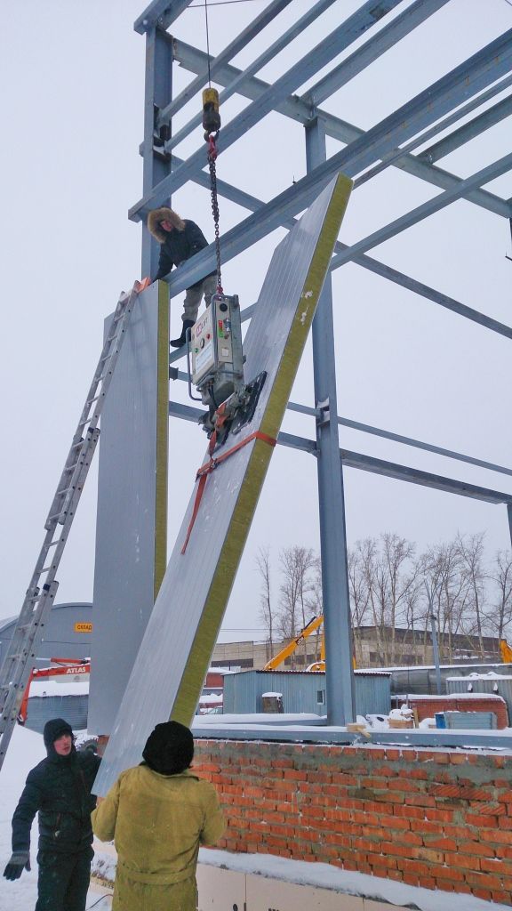 Монтаж сэндвича вертикально. Монтаж стеновых сэндвич панелей технология. Вертикальные сэндвич панели.