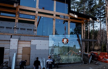 Панорамное остекление коттеджа вакуумных захватом АРЛИФТ