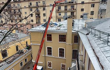 Монтаж в тесном дворе: пробрались через узкую арку и сделали работу